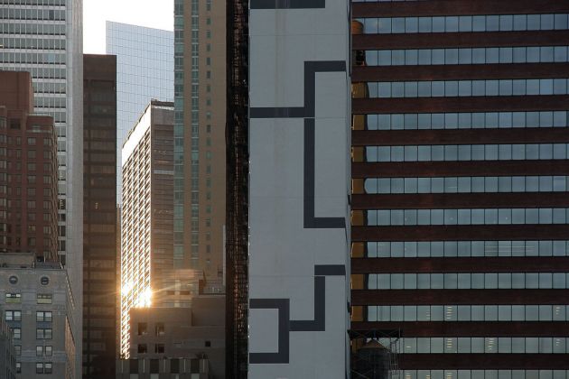 Die untergehende Sonne spiegelt sich in den Wolkenkratzern von Lower Manhattan - New York City Die untergehende Sonne spiegelt sich in den Wolkenkratzern von Lower Manhattan - New York City