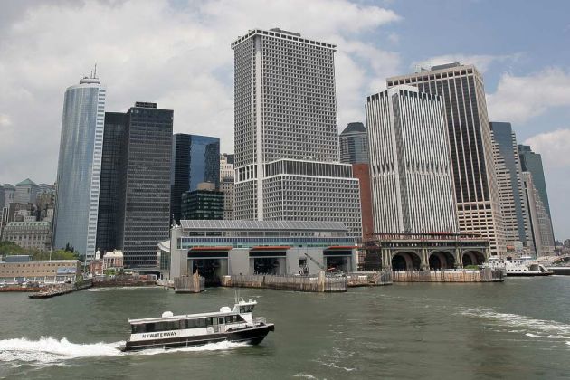 New York City - die Südspitze Manhattans, von der Staten Island Ferry aus gesehen New York City - die Südspitze Manhattans, von der Staten Island Ferry aus gesehen