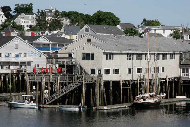 Boothbay Harbor, Restaurants im Zentrum, von der Wasserseite gesehen