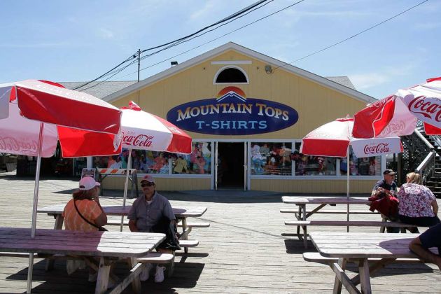 Fussgängerbereich der Wharf Street, Boothbay Harbor - Midcoast Maine Fussgängerbereich der Wharf Street, Boothbay Harbor - Midcoast Maine