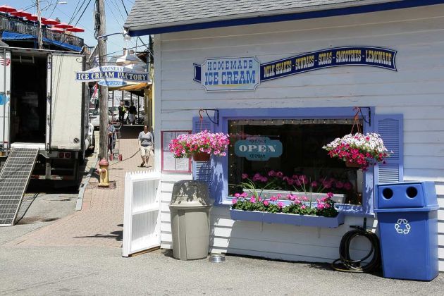 Fussgängerbereich der Wharf Street, Boothbay Harbor - Midcoast Maine Fussgängerbereich der Wharf Street, Boothbay Harbor - Midcoast Maine
