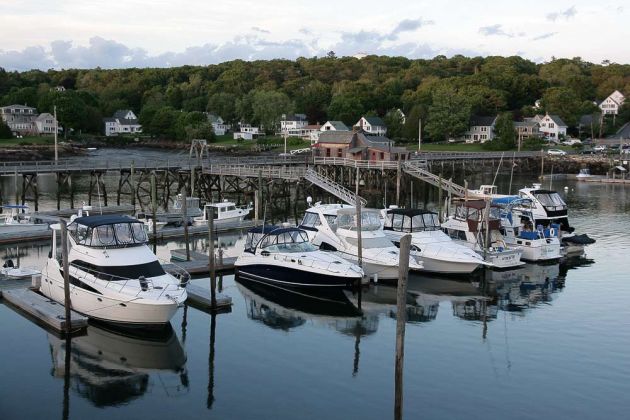 Boothbay Harbor Marina und die hölzerne Footbridge - Midcoast Maine