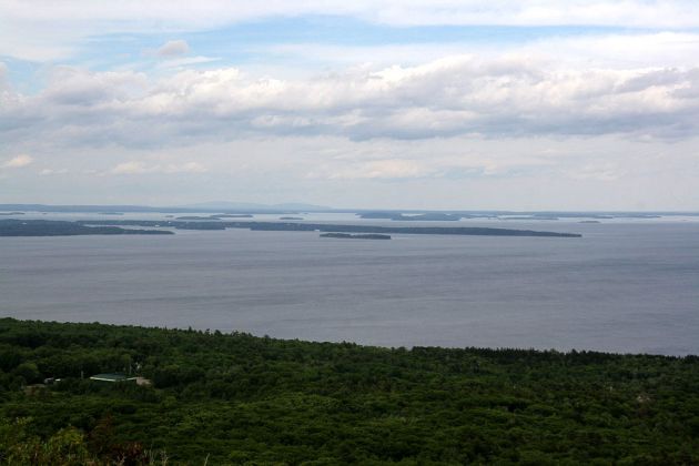 Camden Hills State Park, Midcoast Maine - Blick vom Mount Battie auf die Penobscot Bay, im Hintergrund der Cadillac Mountain im Acadia National Park