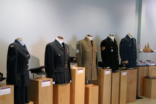 Uniformen der kanadischen Luftwaffe, Air Force Museum - Trenton, Canada Uniformen der kanadischen Luftwaffe, Air Force Museum - Trenton, Canada