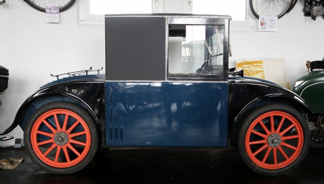 Hanomag 2/10 PS 'Kommissbrot' -  Seitenansicht der Zweisitzer-Limousine - 'Automuseum Melle