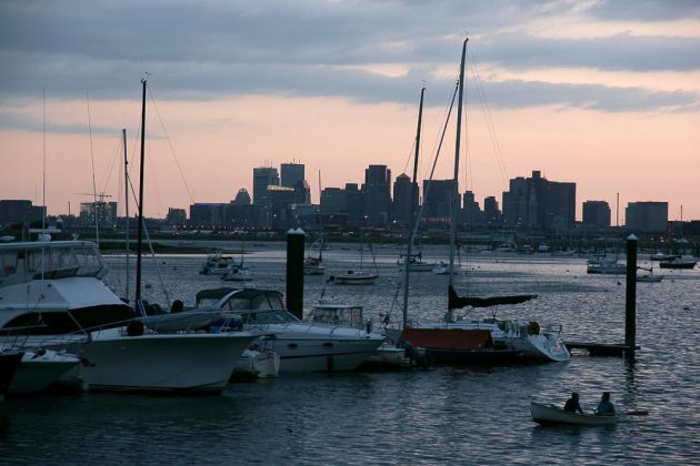 Die Skyline von Downtown Boston zur Blauen Stunde - Blick von der Terrace Avenue in Winthrop Die Skyline von Downtown Boston zur Blauen Stunde - Blick von der Terrace Avenue in Winthrop