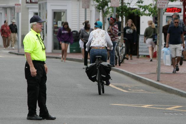 Provincetown, Verkehrs-Polizist auf der Commercial Street - Cape Cod, Massachussetts Provincetown, Verkehrs-Polizist auf der Commercial Street - Cape Cod, Massachussetts