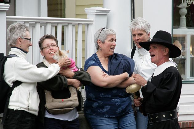 Der Stadt-Ausrufer - Provincetown, Commercial Street - Cape Cod, Massachussetts Der Stadt-Ausrufer - Provincetown, Commercial Street - Cape Cod, Massachussetts