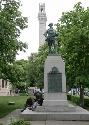 Gefallenen-Denkmal WW I und Pilgrim Monument, Provincetown - Cape Cod, Massachussetts Gefallenen-Denkmal WW I und Pilgrim Monument, Provincetown - Cape Cod, Massachussetts