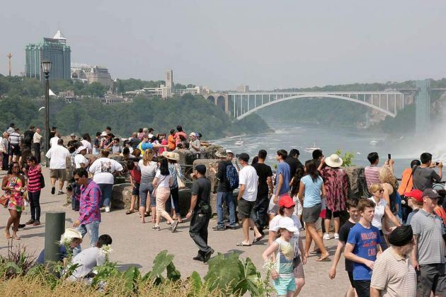 Niagara Falls, Canada - Casino und Hotel-Bereich mit Rainbow Bridge Niagara Falls, Canada - Casino und Hotel-Bereich mit Rainbow Bridge