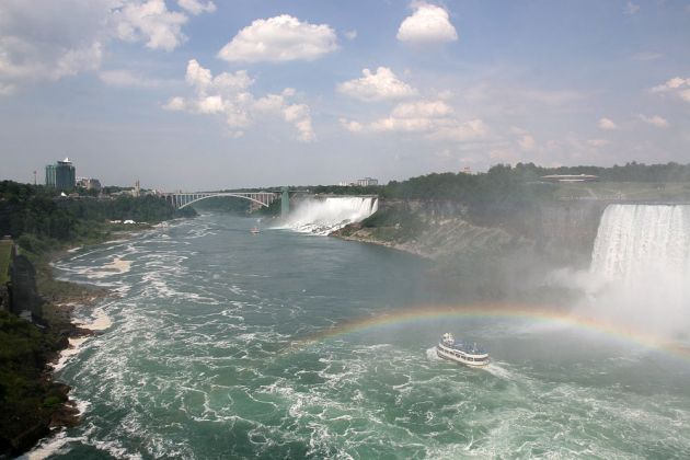 Niagara Falls, Canada - die Niagara-Fälle auf einen Blick, mit der ‘Maid of the Mist’ in den Spühnebeln und Strudeln.