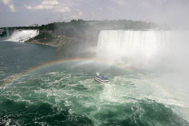 Die Niagara-Fälle auf einen Blick, mit der ‘Maid of the Mist’ in den Spühnebeln und Strudeln. Die Niagara-Fälle auf einen Blick, mit der ‘Maid of the Mist’ in den Spühnebeln und Strudeln.