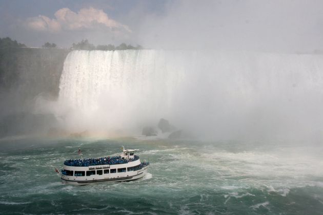 Die ‘Maid of the Mist’ in den Spühnebeln und Strudeln vor den Horseshoe Falls. Die ‘Maid of the Mist’ in den Spühnebeln und Strudeln vor den Horseshoe Falls.