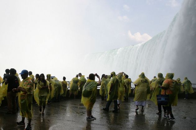 Niagara Falls - Teilnehmer der ‘Behind the Falls Tour’, notdürftig Spritzwasser geschützt. Niagara Falls - Teilnehmer der ‘Behind the Falls Tour’, notdürftig Spritzwasser geschützt.