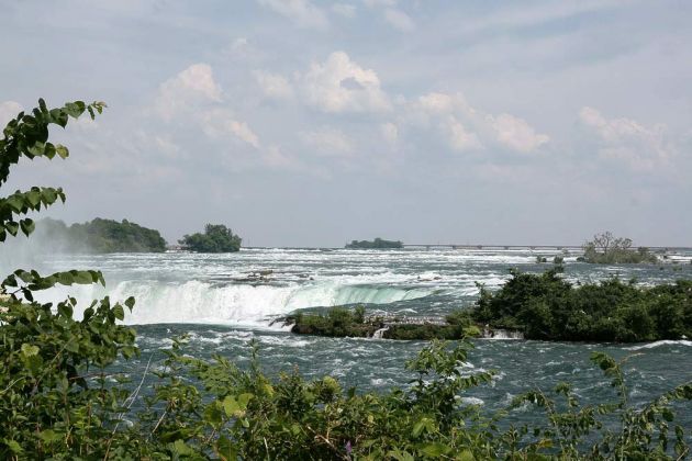 Niagara River oberhalb des Horseshoe Falls Niagara River oberhalb des Horseshoe Falls