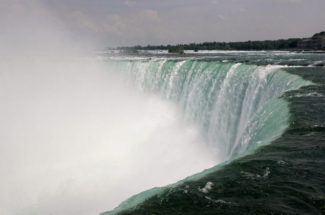 Die grosse Gischtwolke über den Horseshoe Falls - Niagara-Fälle  