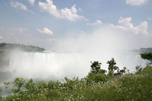 Die grosse Gischtwolke über den Horseshoe Falls - Niagara-Fälle  
