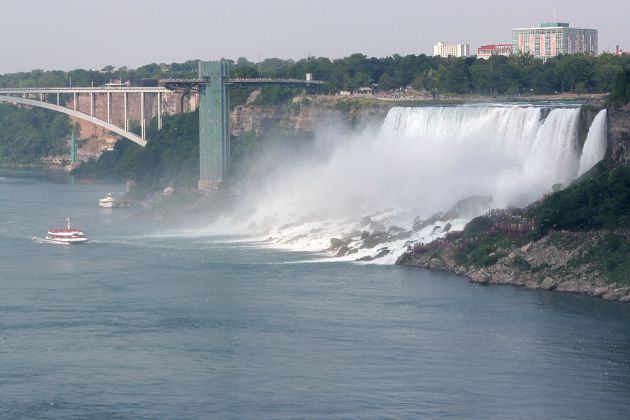 The American Falls mit dem Observation Tower auf der US-amerikanischen Seite.- Niagara Falls