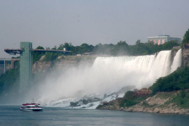 The American Falls mit dem Observation Tower auf der US-amerikanischen Seite.- Niagara Falls
