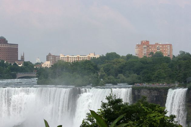 American Falls ( links ) und Bridal Veil Falls ( rechts ) American Falls ( links ) und Bridal Veil Falls ( rechts )