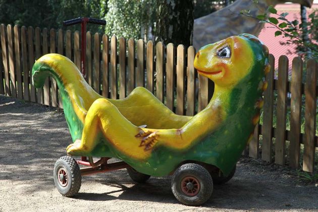 Dinopark Münchehagen, Stadt Rehburg-Loccum - lustige Dino-Karre für die ganz kleinen Besucher