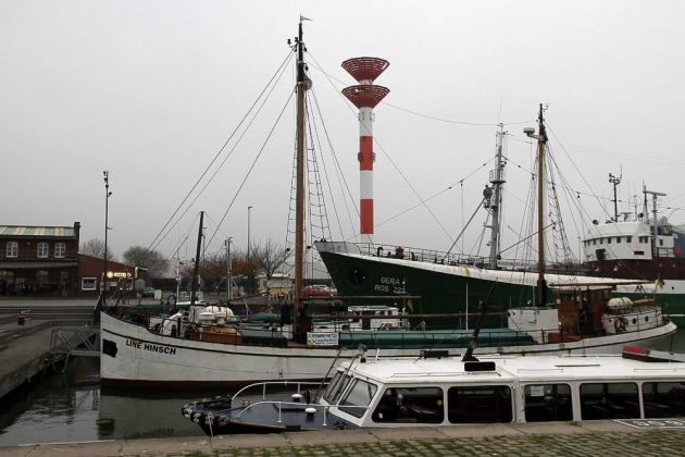 Richtfeuer Fischereihafen Bremerhaven - das 44 Meter hohe Bremerhavener Oberfeuer, oder auch der 'Doppelkorn' genannt sowie die Museumsschiffe 'Line Hinsch' und 'FMS Gera' Richtfeuer Fischereihafen Bremerhaven - das 44 Meter hohe Bremerhavener Oberfeuer, oder auch der 'Doppelkorn' genannt sowie die Museumsschiffe 'Line Hinsch' und 'FMS Gera'