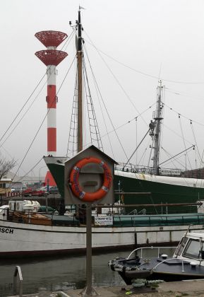 Richtfeuer Fischereihafen Bremerhaven - das 44 Meter hohe Bremerhavener Oberfeuer, oder auch der 'Doppelkorn' genannt Richtfeuer Fischereihafen Bremerhaven - das 44 Meter hohe Bremerhavener Oberfeuer, oder auch der 'Doppelkorn' genannt