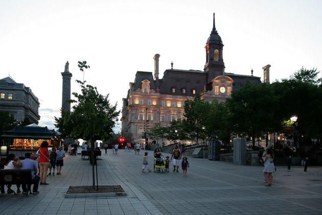Place Jaques-Cartier, Nelson's Column und das Rathaus Hôtel de Ville - Vieux-Montréal Place Jaques-Cartier, Nelson's Column und das Rathaus Hôtel de Ville - Vieux-Montréal