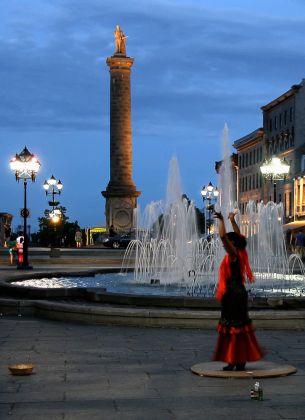 Brunnen auf dem Place Vauquelin und Nelson Säule - Vieux-Montréal Brunnen auf dem Place Vauquelin und Nelson Säule - Vieux-Montréal