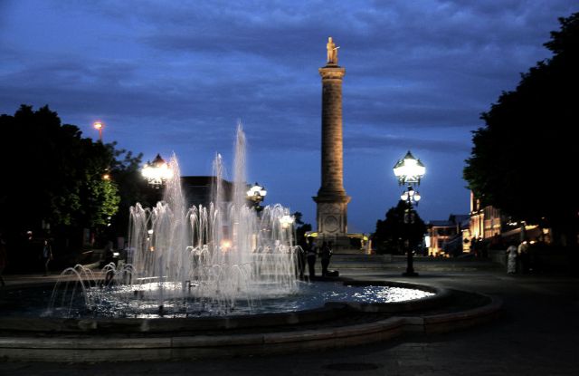 Brunnen auf dem Place Vauquelin und Nelson Säule - Vieux-Montréal Brunnen auf dem Place Vauquelin und Nelson Säule - Vieux-Montréal