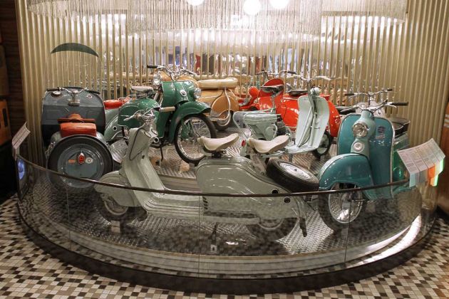 Der Drehteller mit historischen Motorrollern im PS.Speicher in Einbeck Der Drehteller mit historischen Motorrollern im PS.Speicher in Einbeck