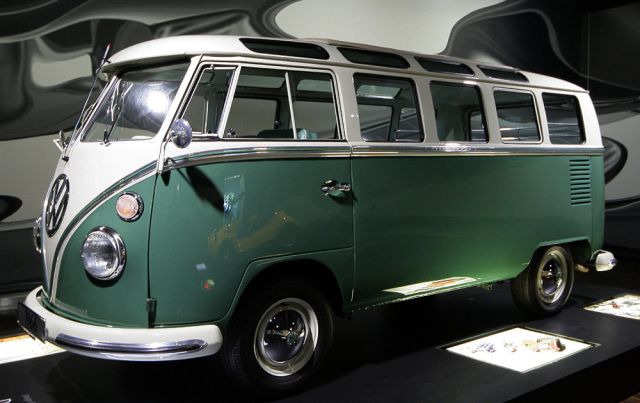 Das Volkswagen Achtsitzer-Sondermodell 'Samba' der ersten Generation des VW Kleinbusses T 1 