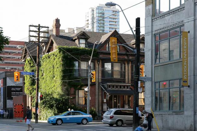 Toronto in Ontario, Kanada, Stadtrundfahrt mit dem Hop on Hop off Bus - ein historisches Gebäude in Old Toronto