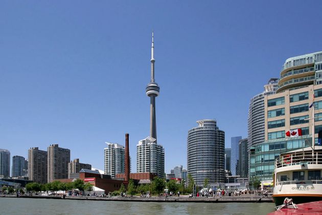 Die Toronto Harbourfront mit dem 553 Meter hohen Fernsehturm CN-Tower