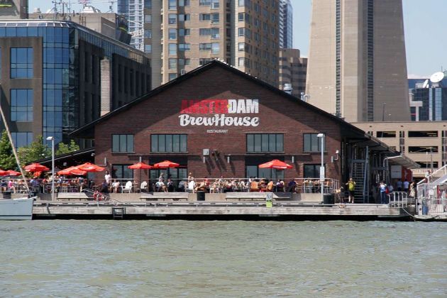 Das Amsterdam Brewhouse an der Toronto Harbourfront Das Amsterdam Brewhouse an der Toronto Harbourfront