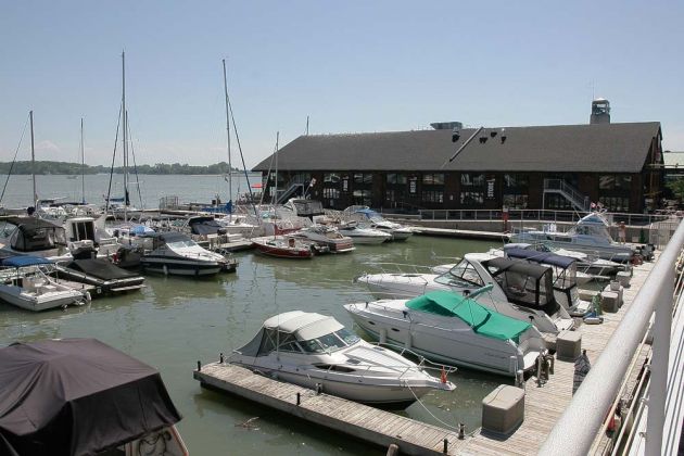 Amsterdam Bridge mit Marina und Amsterdam Brewhouse -Toronto Harbourfront Amsterdam Bridge mit Marina und Amsterdam Brewhouse -Toronto Harbourfront
