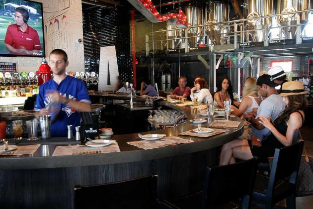 An der Theke im Amsterdam Brewhouse an der Toronto Harbourfront An der Theke im Amsterdam Brewhouse an der Toronto Harbourfront