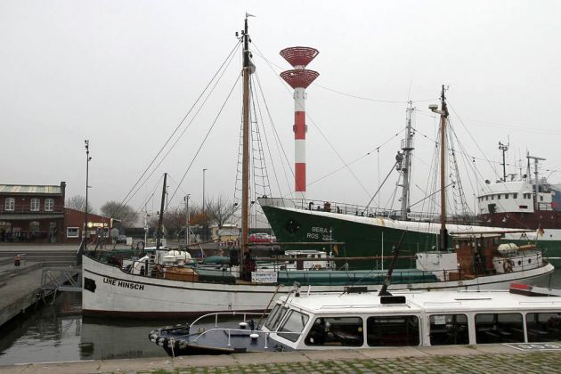 Das Richtfeuer Fischereihafen, sowie die Museumsschiffe 'Line Hinsch' und 'FMS Gera'