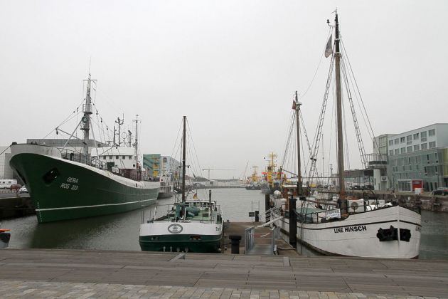 Am Schaufenster, der Platz im Fischereihafen, mit den Museumsschiffen 'Line Hinsch' und 'FMS Gera'- Brenerhaven 