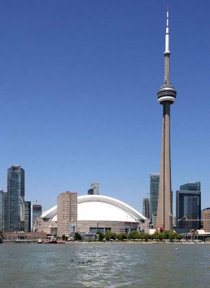 Toronto Harbourfront- Rogers Centre und CN-Tower - Toronto in Kanada Toronto Harbourfront- Rogers Centre und CN-Tower - Toronto in Kanada