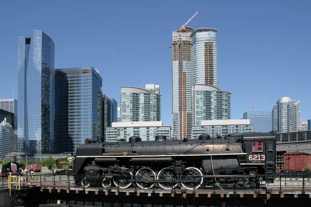 Toronto Railway Museum im Roundhouse Park - die Personen- und Güterzug-Dampflok CPR 6213 Toronto Railway Museum im Roundhouse Park - die Personen- und Güterzug-Dampflok CPR 6213