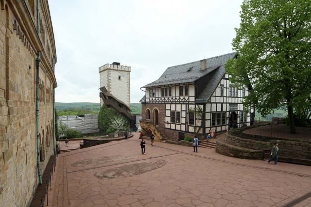 Die Wartburg bei Eisenach  - Burghof mit Südturm und Burgcafeund Burgcafe