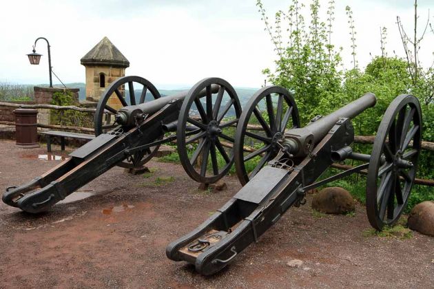 Die Wartburg bei Eisenach  - historische Kanonen auf der Aussichts-Plattform