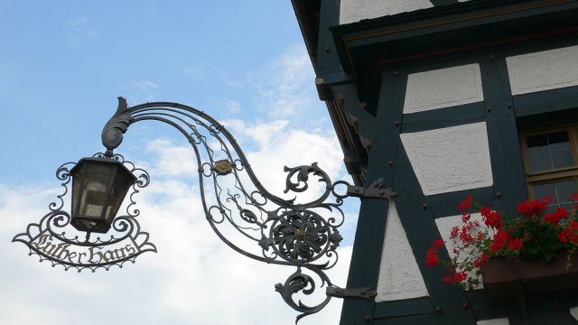 Eine Laterne am Martin-Luther-Haus in Eisenach, Thüringen
