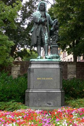 Das Denkmal für Johann-Sebastian-Bach am Frauenplan in Eisenach Das Denkmal für Johann-Sebastian-Bach am Frauenplan in Eisenach