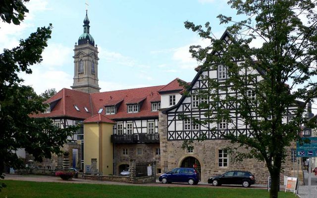 Der Lutherplatz mit dem Turm der Georgenkirche in Eisenach 