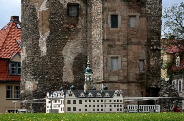 Schlossruine Neideck in Arnstadt mit einer Miniatur des Schlosses Schlossruine Neideck in Arnstadt mit einer Miniatur des Schlosses
