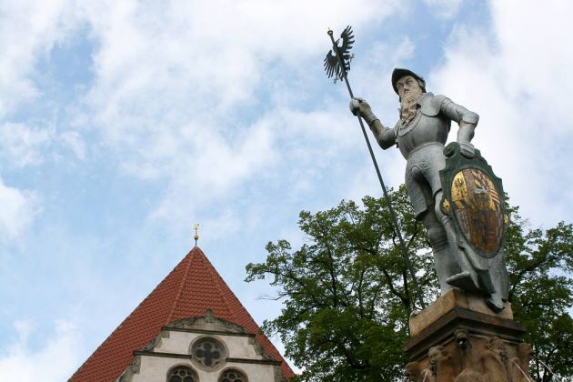 Der Ritter des Hopfenbrunnens und die Bach-Kirche am ehem. Hopfenmarkt in Arnstadt Der Ritter des Hopfenbrunnens und die Bach-Kirche am ehem. Hopfenmarkt in Arnstadt