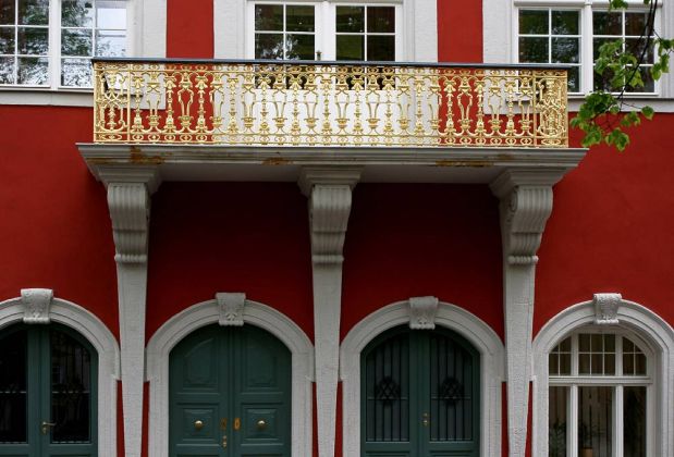 Arnstadt, das historische Rathaus am Markt - der verzierte Balkon Arnstadt, das historische Rathaus am Markt - der verzierte Balkon