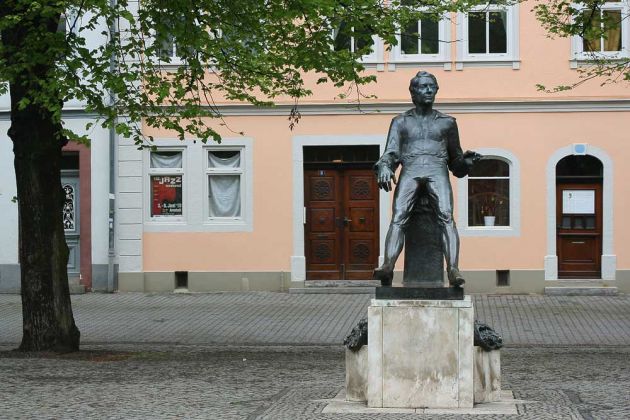Das Denkmal des jungen Johann-Sebastian-Bach am Marktplatz von Arnstadt Das Denkmal des jungen Johann-Sebastian-Bach am Marktplatz von Arnstadt